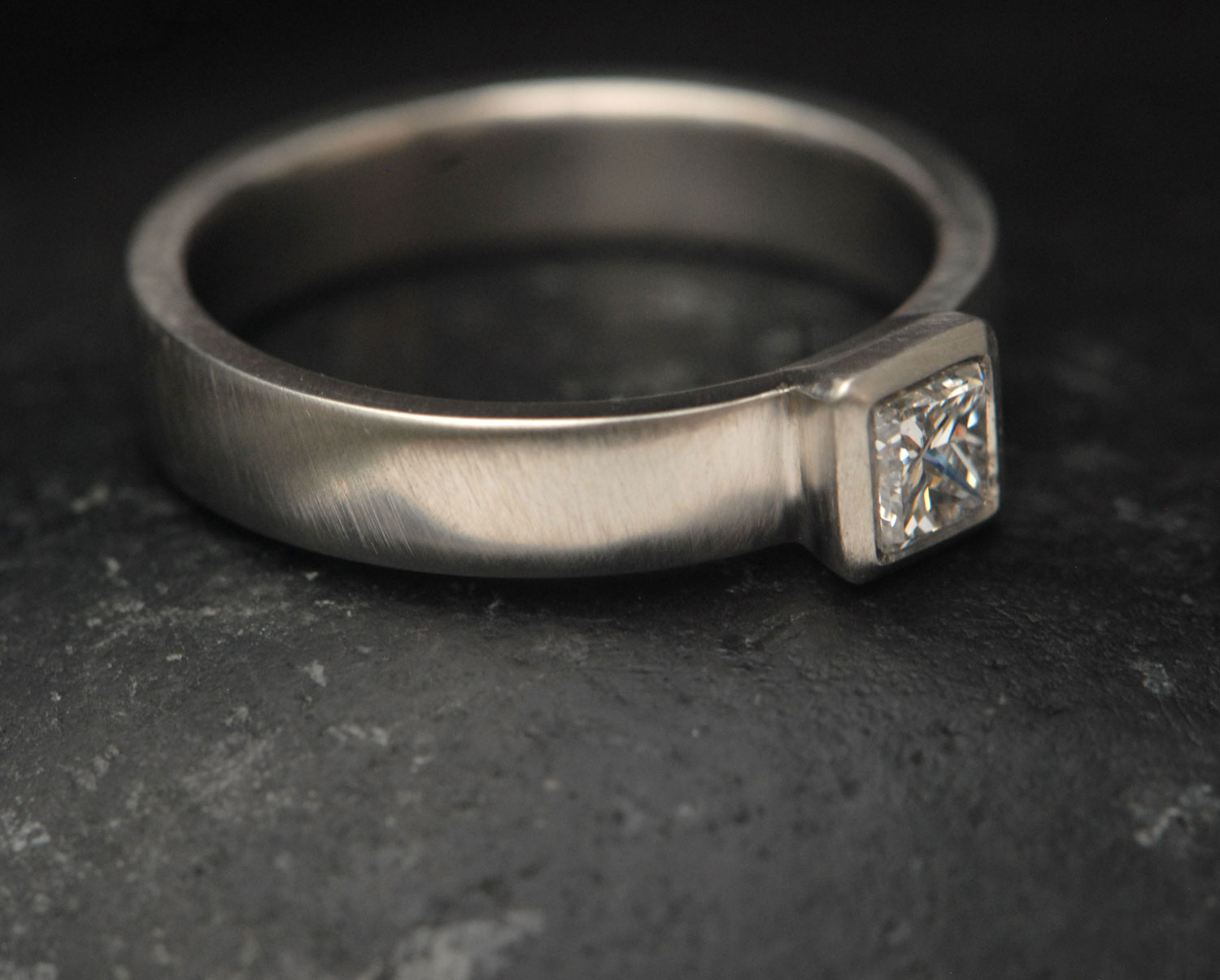 diamond-4mm-princess-cut-in-4mm-wide-platinum-band-close-up