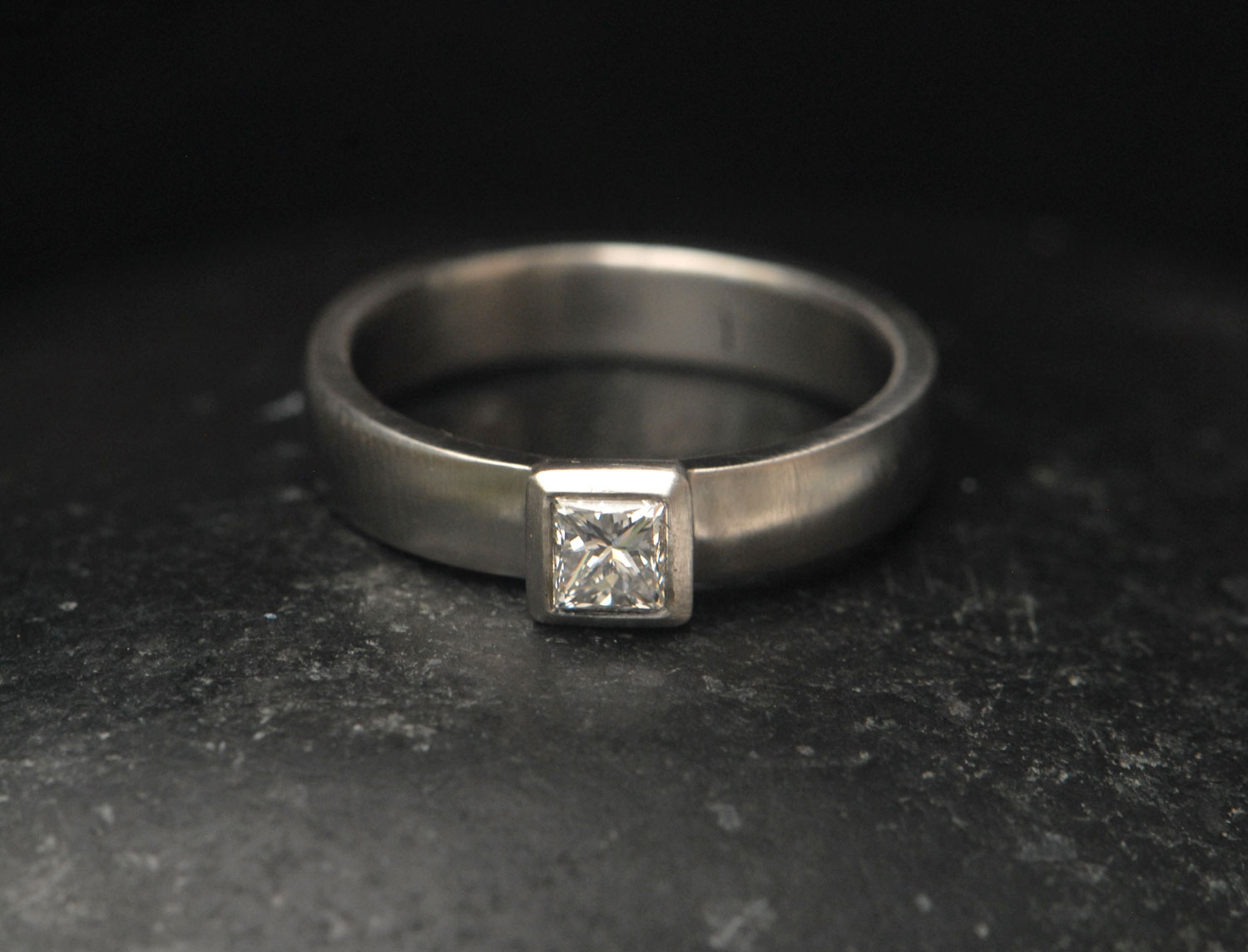 diamond-4mm-princess-cut-in-4mm-wide-platinum-band-reverse