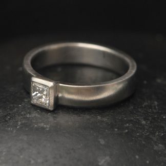 diamond-4mm-princess-cut-in-4mm-wide-platinum-band-side-angle