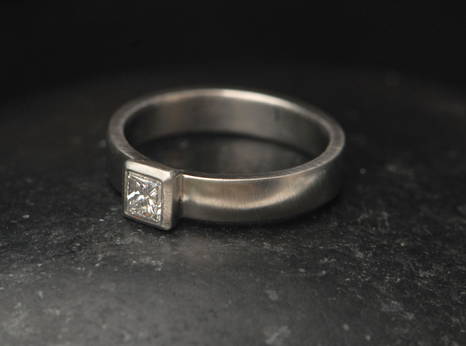 diamond-4mm-princess-cut-in-4mm-wide-platinum-band-side-angle