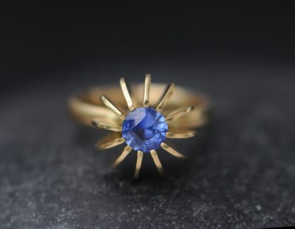 Blue Sapphire Sea Urchin ring in 18K yellow gold