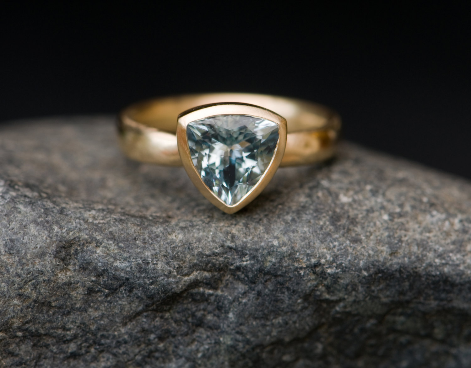 aquamarine gold ring with trillion cut stone
