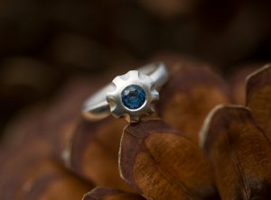 Blue sapphire flower ring in matt silver