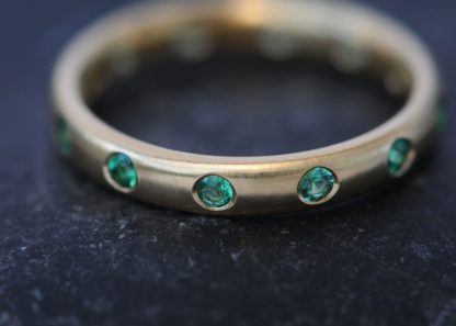 emerald-eternity-band-in-18K-yellow-gold