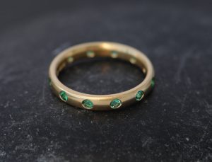emerald-eternity-band-in-18K-yellow-gold