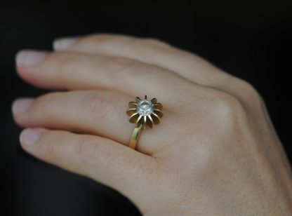 grey sapphire Sea Urchin ring in 18K yellow gold
