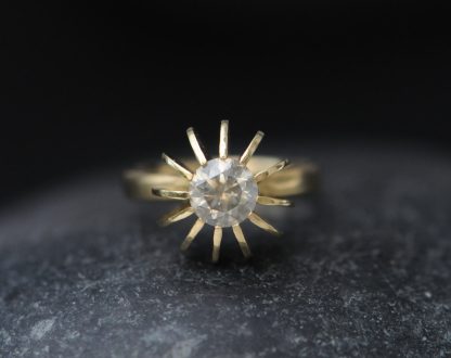 grey sapphire Sea Urchin ring in 18K yellow gold