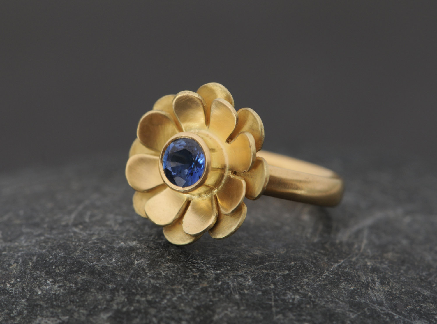 Blue sapphire daisy ring in yellow gold