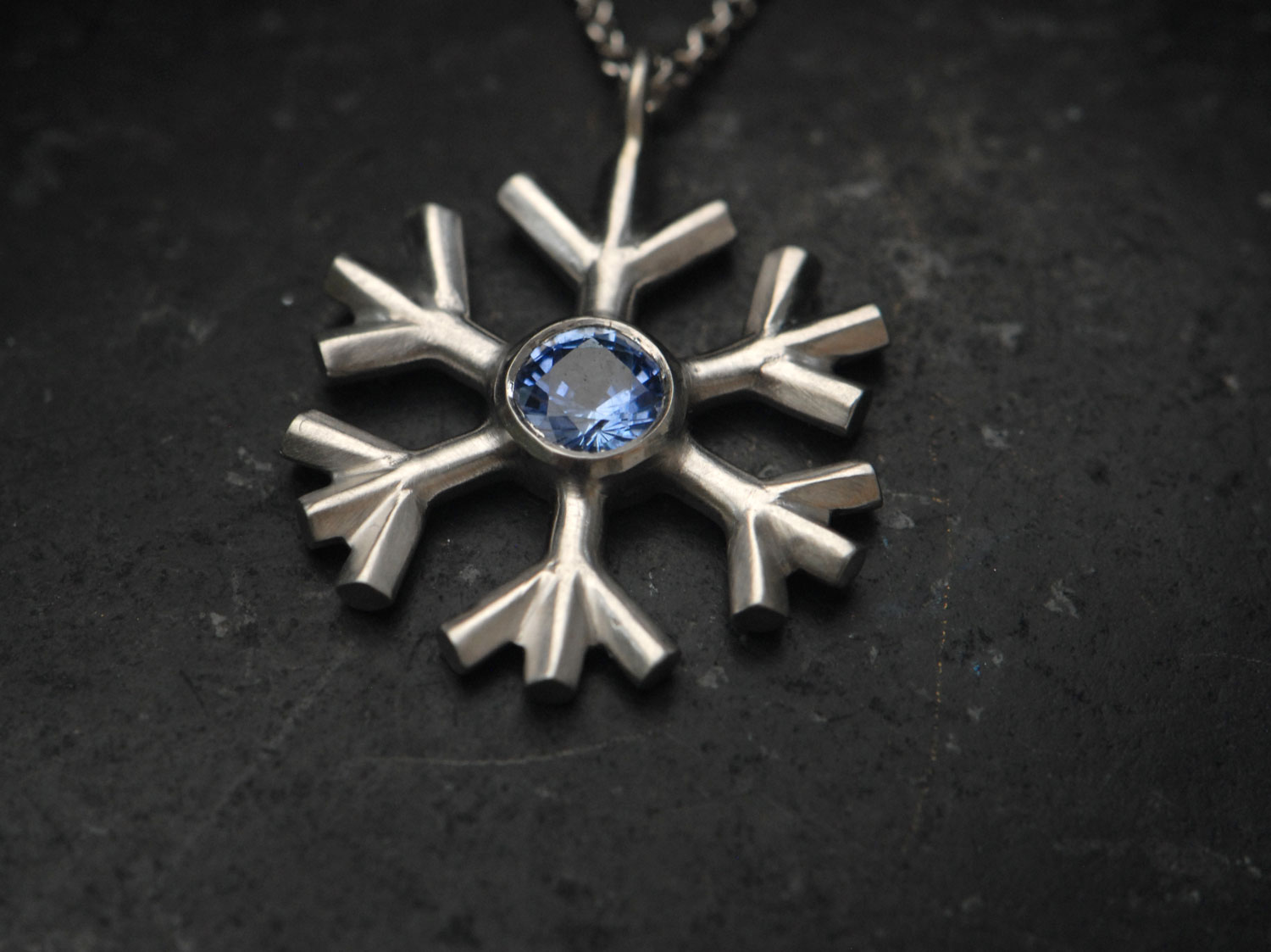 blue-sapphire-snowflake-necklace-in-platinum
