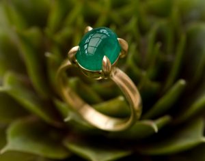 Large oval emerald cabochon ring in 18k yellow gold