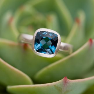 London Blue Topaz square solitaire set om sterling silver ring