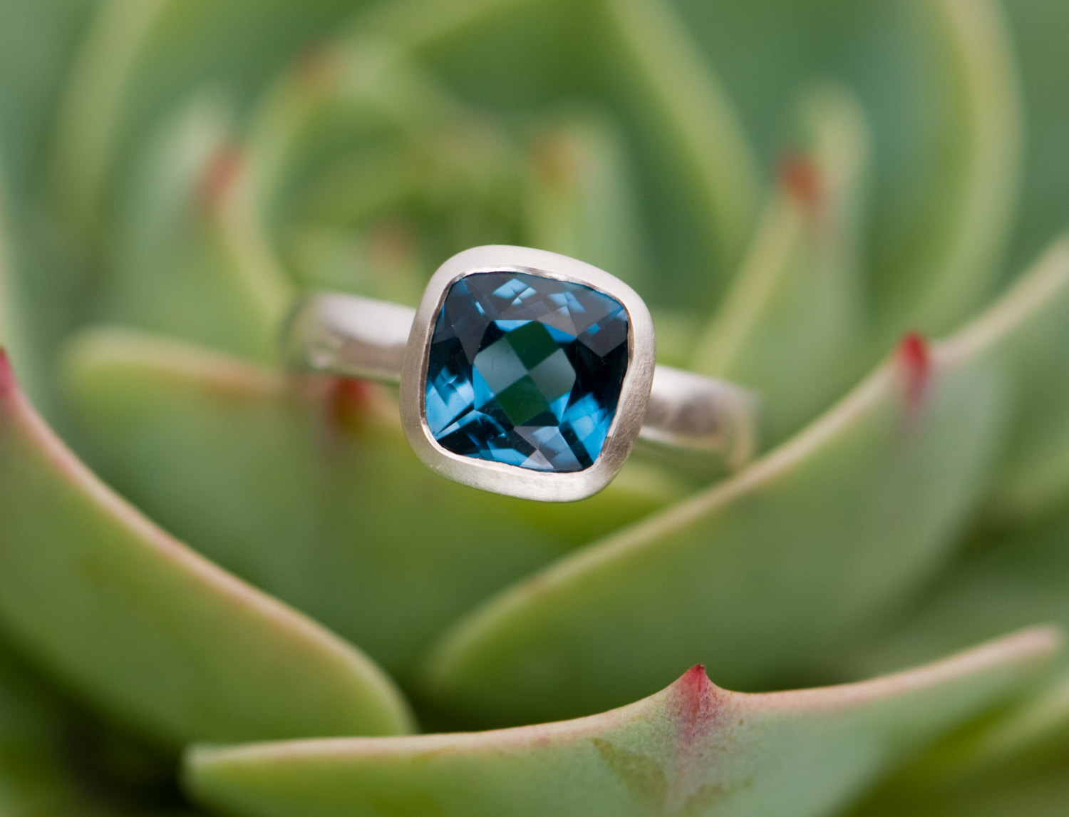 London Blue Topaz square solitaire set om sterling silver ring