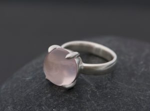 Rose quartz stone claw set in silver ring