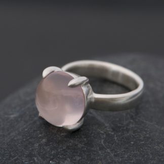 Rose quartz stone claw set in silver ring