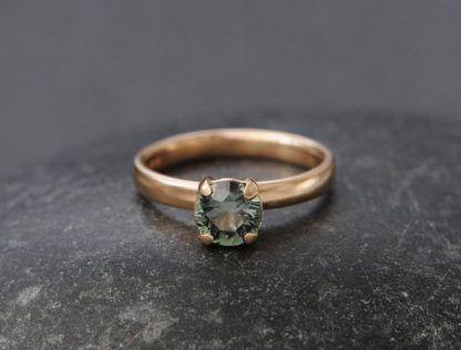 green sapphire 7mm claw ring in 18K rose gold