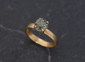 green sapphire7mm claw in 18K yellow gold