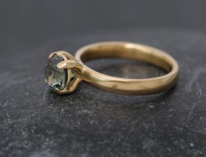 green sapphire 7mm claw in 18K yellow gold