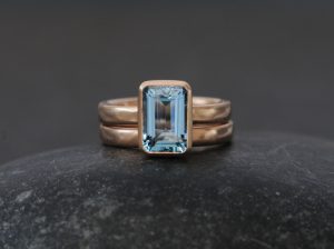 aquamarine-7-x-10mm-wedding-set-in-18K-rose-gold