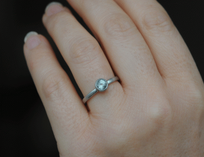 green-montana-sapphire-5mm-ring-in-platinum