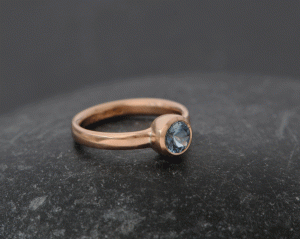 montana-sapphire-5mm-in-18K-rose-gold