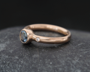 montana-sapphire-5mm-with-2-diamonds-in-18K-rose-gold