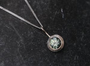 green sapphire 6mm necklace in 18K w gold