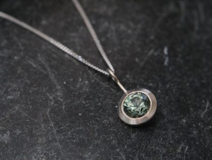 green sapphire 6mm necklace in 18K w gold