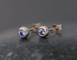cornflower blue sapphire stud earrings in 18K white gold