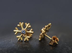 blue sapphire 18k gold snowflake stud earrings