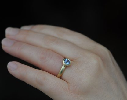 cornflower-blue-sapphire-6mm-halo-ring-18K-yellow-gold-2