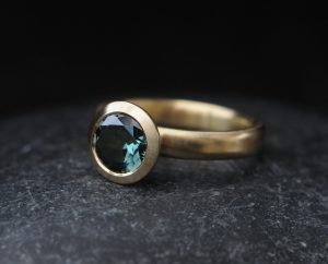 teal 7mm sapphire halo ring 18K yellow gold