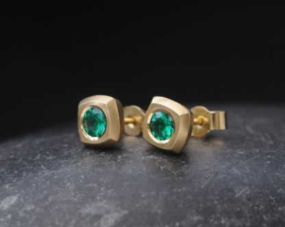 emerald square stud earrings 18K yellow gold