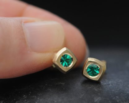 emerald square stud earrings 18K yellow gold