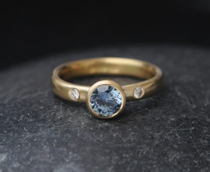 1 carat montana sapphire ring with 2 diamonds in 18K yellow gold