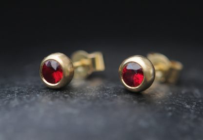 ruby 4mm stud earrings 18K yellow gold