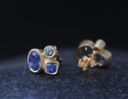 sapphire asymetrical cluster earrings 18K yellow gold