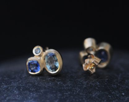 sapphire asymetrical cluster earrings 18K yellow gold