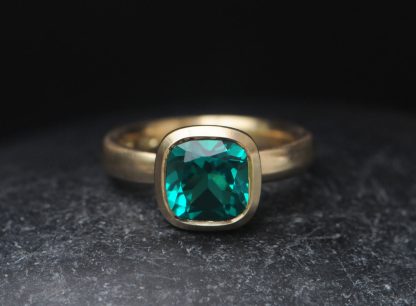 Lab-emerald-8mm-cushion-ring-in-18K-gold