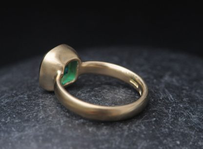 Lab-emerald-8mm-cushion-ring-in-18K-gold-reverse