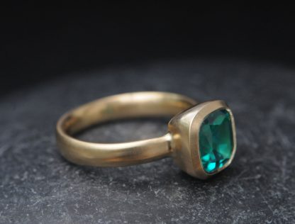 Lab-emerald-8mm-cushion-ring-in-18K-gold-side-2