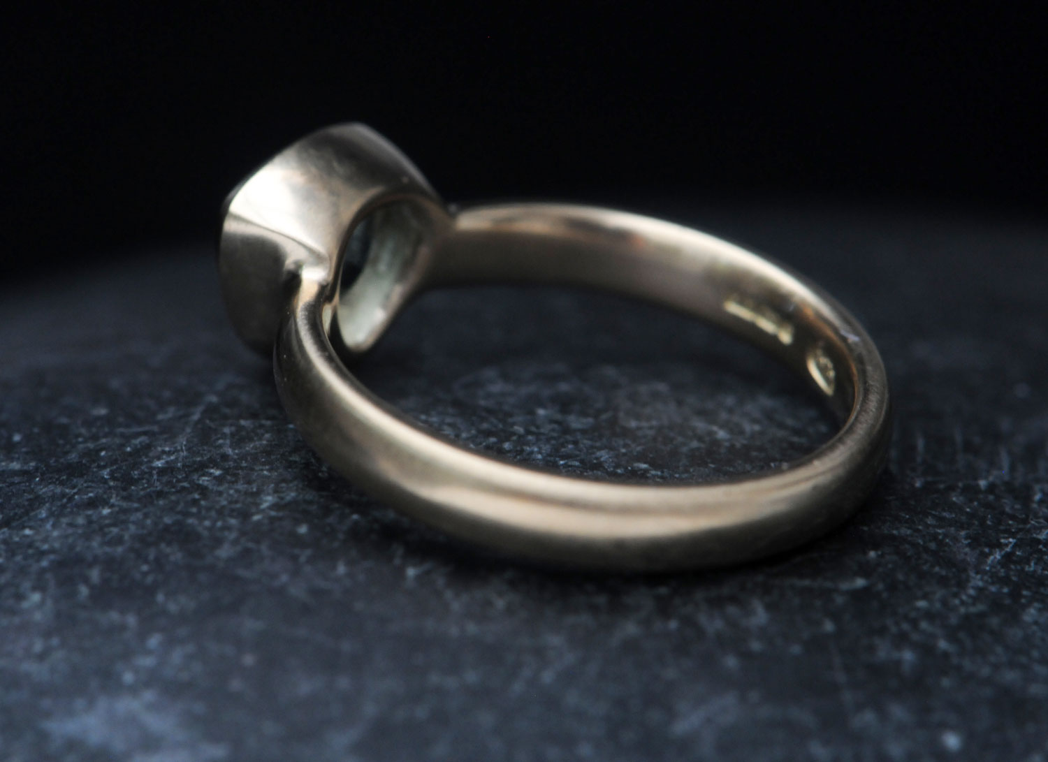 aquamarine-7mm-trillion-ring-in-18K-yellow-gold-back