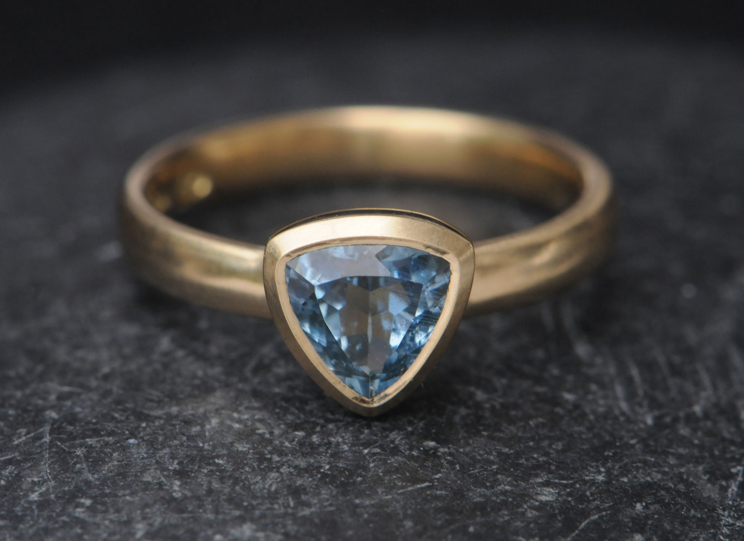 aquamarine-7mm-trillion-ring-in-18K-yellow-gold-front