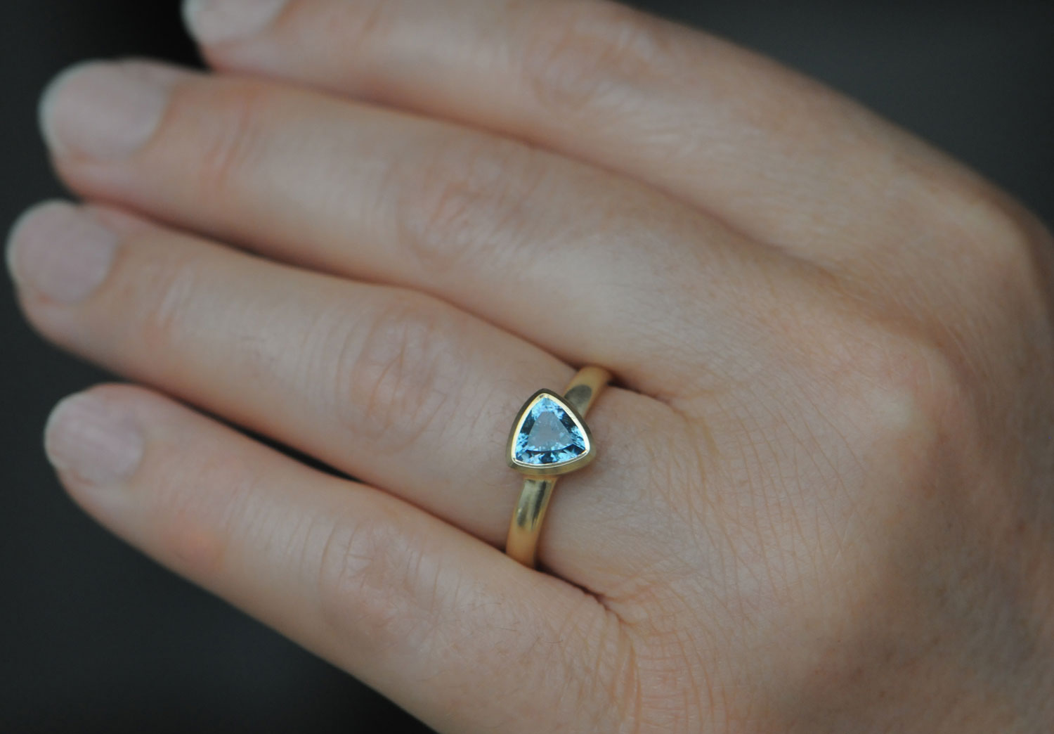 aquamarine-7mm-trillion-ring-in-18K-yellow-gold