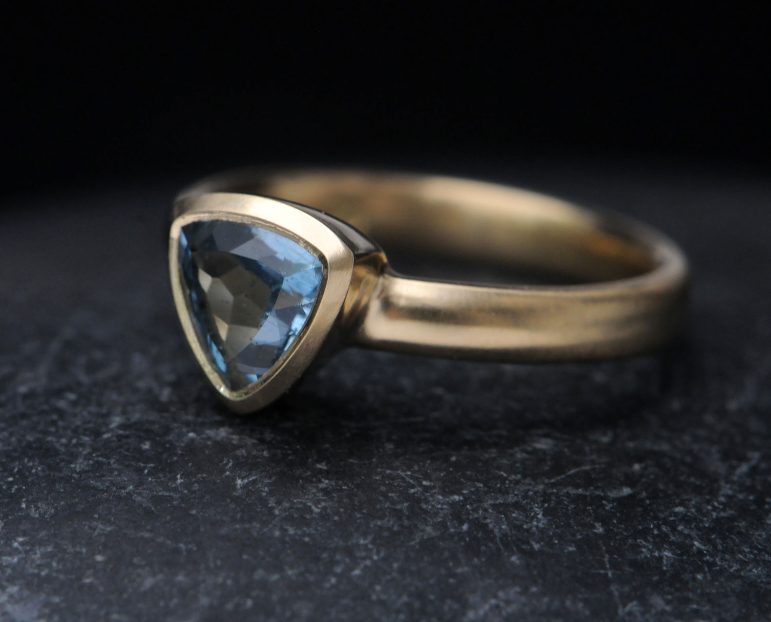 aquamarine-7mm-trillion-ring-in-18K-yellow-gold-side