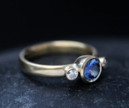 blue-sapphire-with-2-x-3mm-diamonds-18K-yellow-gold-ring-side-2