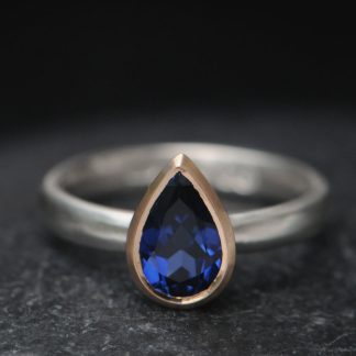 lab-blue-sapphire-pear-cut-18K-Rose-gold-and-silver-band