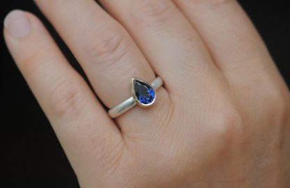 lab-blue-sapphire-pear-cut-18K-Rose-gold-and-silver-band