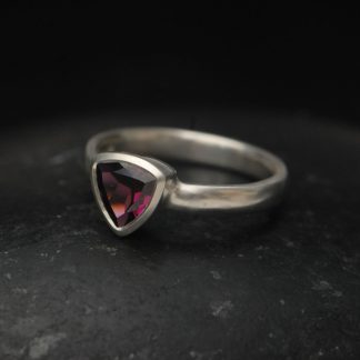 rhodolite-garnet-7mm-trillion-ring-silver