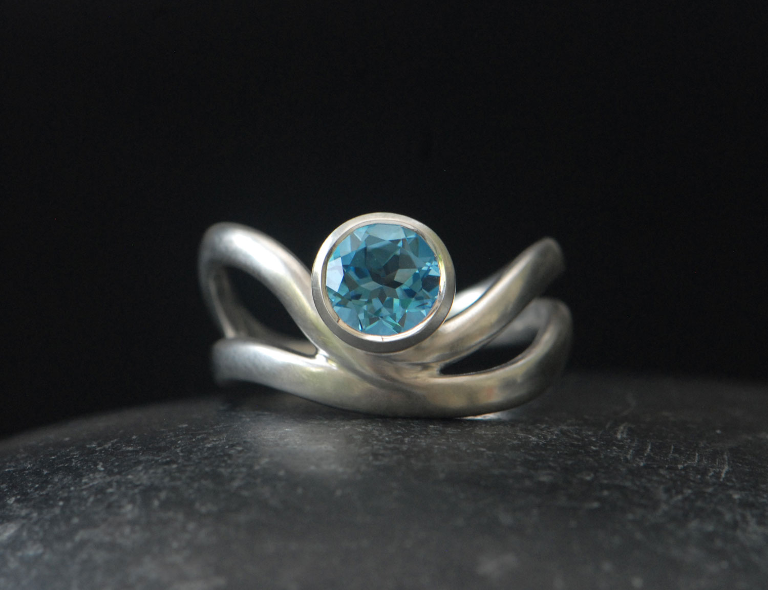 swiss-blue-topaz-wave-ring-in-silver-front
