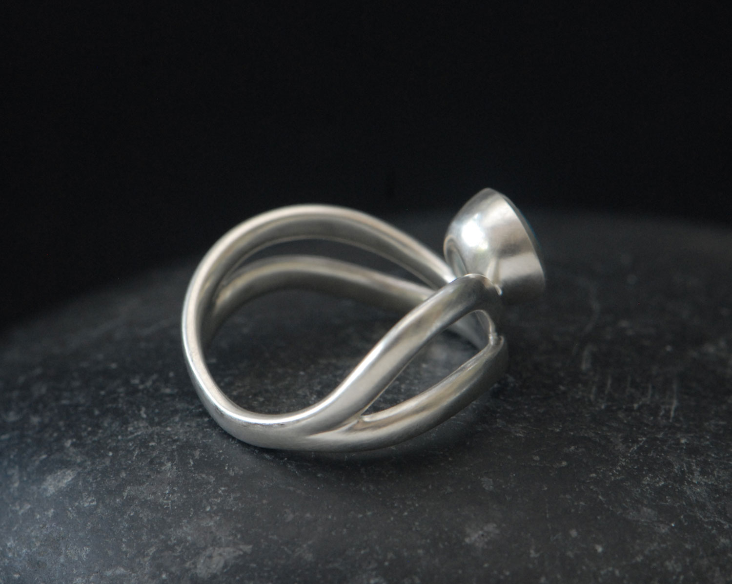 swiss-blue-topaz-wave-ring-in-silver-reverse